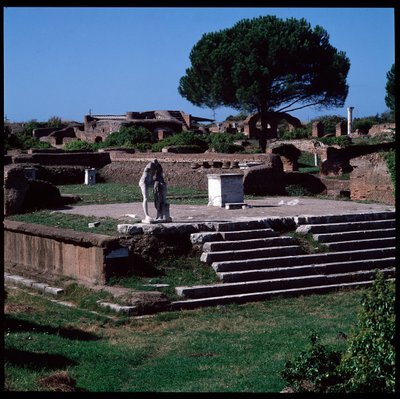 Roma sanatı: Herkül tapınağının kalıntılarının görünümü ve Ostia vatandaşı Gaius Cartilius Popplicola