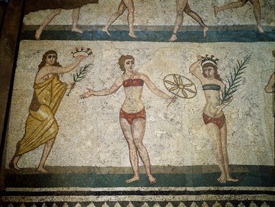 Roma sanatı: Fiziksel egzersizler yapan genç Romalılar. Böbreklerin etrafına peştamal ve göğüste bir strophium (sütyenin atası) giyerler. Ellerinde tuttukları palmiye dalları zaferin simgesidir. Mozaik detayı 315-350 AD. Piazza Armerina, Villa Roman by Roman