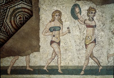 Roma sanatı: Fiziksel egzersizler yapan genç Romalılar. Böbreklerin etrafına peştamal ve göğüste bir strophium (sütyenin atası) giyerler. Mozaik detayı 315-350 AD. Piazza Armerina, Villa Romana del Casale by Roman