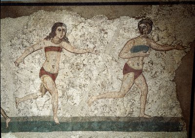 Roma sanatı: Fiziksel egzersizler yapan genç Romalılar. Böbreklerin etrafına peştamal ve göğüste bir strophium (sütyenin atası) giyerler. Mozaik detayı 315-350 AD. Piazza Armerina, Villa Romana del Casale by Roman