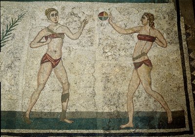 Roma sanatı: top oynayan genç kadınlar. Genç Romalılar fiziksel egzersizler yapıyorlardı. Böbreklerin etrafına peştamal ve bir strophium giyerler. by Roman