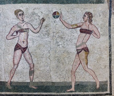 İki parçalı bir mayo (mozaik) giyen bir atletizm yarışmasına katılan sporcuları temsil eden Kızlar Odası by Roman