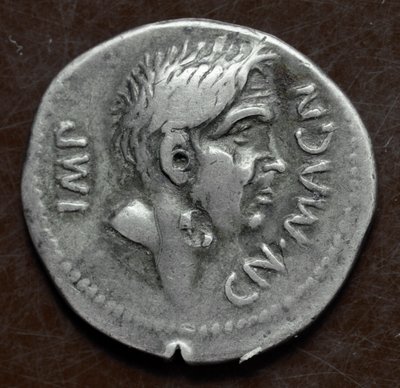 Büyük Pompee (Gneo Pompeo Magno veya Gnaeus Pompeius Magnus) tasvirli gümüş sikke by Roman