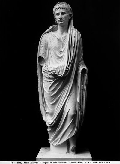 Rahip giysili İmparator Augustus heykeli (mermer) by Roman