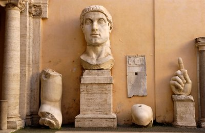 Musei Capitolini'deki (Capitol) Muhafazakarlar Sarayı'nın (Palazzo dei conservatori) avlusu: MS 313-324'ten kalma devasa Konstantin heykelinin parçaları (mermer) by Roman