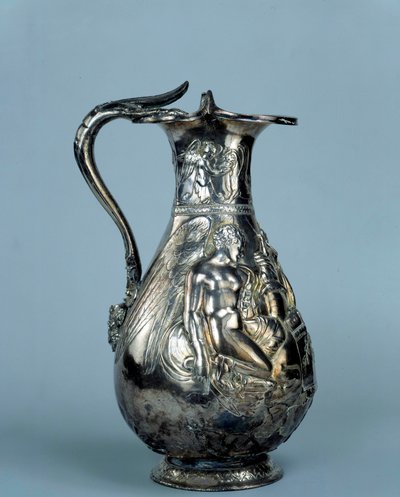 Tresor de Boscoreale: akuamarin: Boyunda: griffinleri sulayan iki cin kanadı. Karın üzerinde: zaferlerden biri bir geyiği kurban eder, diğeri bir kuşağacında, tütsü ve bir zeytin dalı sunar. MÖ 1. yüzyıl sonu - MS 1. yüzyıl. Güneş 0,24 m. Paris, Louvre by Roman