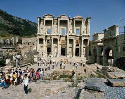 117 yılında inşa edilen Celsus kütüphanesinden bir görünüm. Frizden detay by Roman