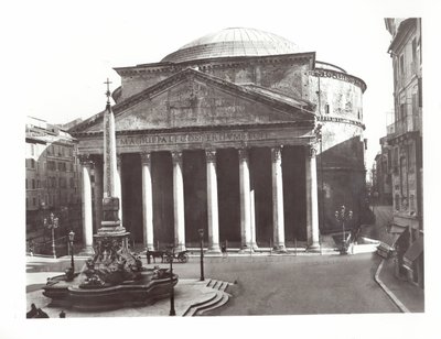 Pantheon ve Mısır dikilitaşının görünümü Piazza della Rotonda