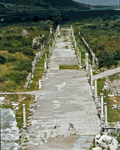 Limanı tiyatroya bağlayan Liman Yolu