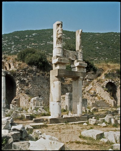 İmparatora adanmış Domitian tapınağının görünümü. by Roman