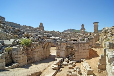 Xanthos tiyatrosunun tonozlu girişinden Orkestra çukuruna bakış, sütun ve Harpi mezarını gösteriyor, Xanthos, Türkiye (fotoğraf) by Roman