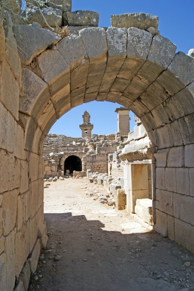 Xanthos tiyatrosunun tonozlu girişinden Orkestra çukuruna bakış, sütun ve Harpi mezarını gösteriyor, Xanthos, Türkiye (fotoğraf) by Roman