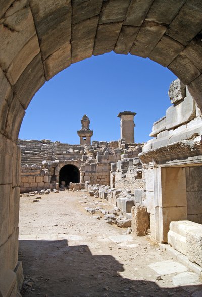 Xanthos tiyatrosunun tonozlu girişinden Orkestra çukuruna bakış, sütun ve Harpi mezarını gösteriyor, Xanthos, Türkiye (fotoğraf) by Roman