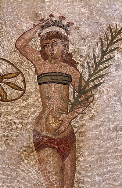 Genç Romalılar fiziksel egzersizler yapıyorlardı. Böbreklerin etrafına peştamal ve göğüs üzerine bir strophium (sütyen atası) giyerler. Böbreklerin etrafında bir somun. Ellerinde tuttukları hurma dalı ise zaferin simgesidir. 3. - 4. yüzyıla ait Vi Roma Moz by Roman