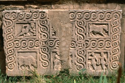 Oyma bezemeli mimari parça, Yüksek İmparatorluk Dönemi (MÖ 27-395) (bkz. detay 267012) by Roman Imperial Period