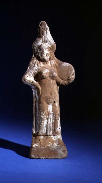 Bir timpanon tutan tanrıça İsis heykelciği (boyalı pişmiş toprak) by Roman Period Egyptian