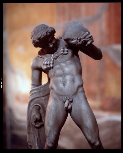 Şarap tulumu olan bir satir. Casa dei Cervi evinde heykel, MÖ 5. yy-1. yy by Roman Roman