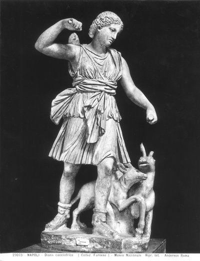 Artemis, MÖ 4. yüzyıla ait bir orijinalin kopyası (taş) (s/b fotoğraf) by Roman Roman