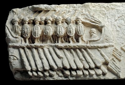 Silahlı asker taşıyan Bireme (Alçak kabartma) by Roman Roman