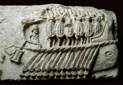 Silahlı askerleri taşıyan bir Roma bireme savaş gemisinin alçısı (kaya üzerinde kabartma) by Roman Roman
