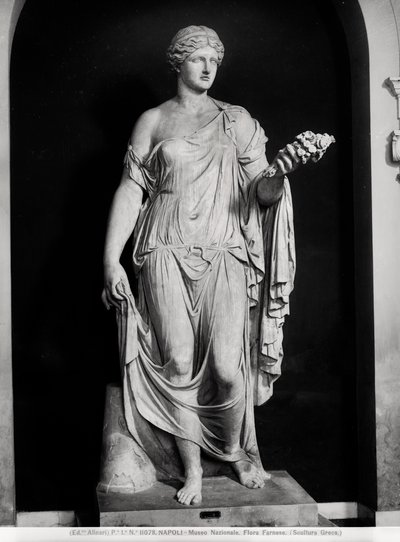 Flora Farnese adlı kadın heykeli, MS 2.-3. yüzyıl (mermer) (s/b fotoğraf) by Roman Roman