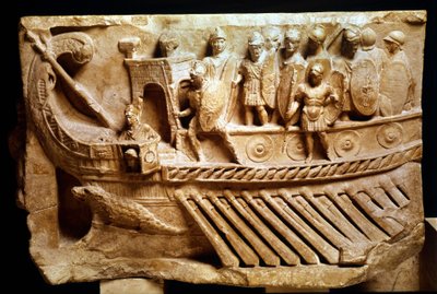 Bir biremi betimleyen alçak Roma kabartması. Yayın altında bir timsah görülebilir. Vatikan, Vatikan Şehri, papalık anıtları, müzeler ve galeriler. by Roman Roman