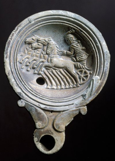 Dört atlı bir yarış arabasını betimleyen kandil (pişmiş toprak) by Roman Roman