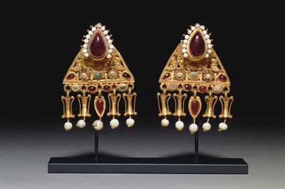 Bir çift küpe, MS 2. - 3. yüzyıl (altın, inciler, granat ve cam) by Roman Roman