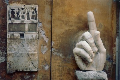 Sağ el, Konstantin Heykeli