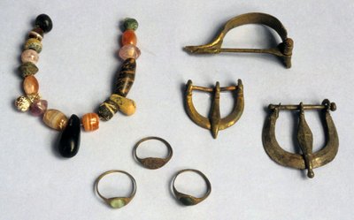 Yüzükler, tokalar ve fibulalar, Masada (karışık teknik) by Roman Roman