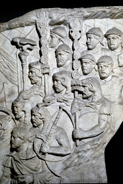 Roma Sanatı: “” Vexillum (Roma sancakları) taşıyan savaşçılar”” İmparator Trajan (53-117) döneminde Roma