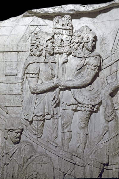 Roma Sanatı: “” Roma kartalı (Aquiliferes) taşıyan savaşçılar”” İmparator Trajan (53-117) döneminde Roma