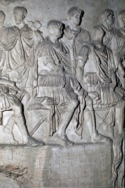 Roma Sanatı: “” Roma İmparatoru Trajan, bir savaş konseyi tutan tribün üzerinde”” İmparator Trajan döneminde Roma
