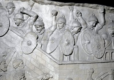 Roma sanatı: “” Bir kaleyi savunan Roma askerleri”” İmparator Trajan (53-117) döneminde Roma
