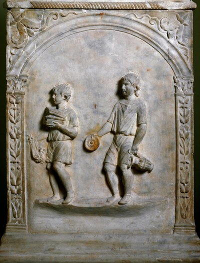 Roma sanatı: mezar sunağı, kurban için nesneler taşıyan iki hizmetçiyi tasvir eder. Düşük kabartma. Roma, Museo Nazionale Romano by Roman Roman