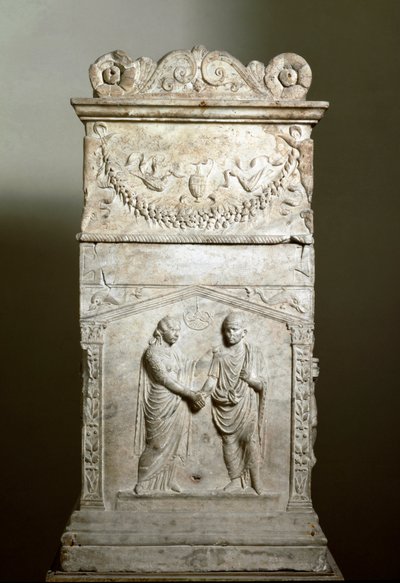Roma sanatı: bir düğün sahnesini süsleyen cenaze sunağı (Junctio dextrarum) - Alçak kabartma - Roma, Museo Nazionale Romano - Evlilik el sıkışması (Junctio dextrarum) - Mermer kabartma, Roma sanatı, evli bir çiftin cenaze sunağından - Roma, Museo Nazio by Roman Roman