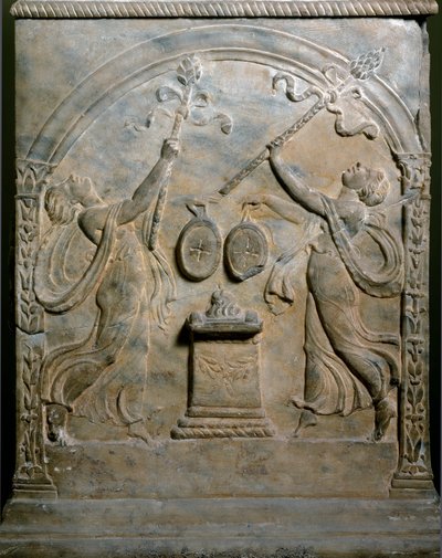 Roma sanatı: dans eden iki menadeyi temsil eden cenaze sunağı. Düşük kabartma. Roma, Museo Nazionale Romano by Roman Roman