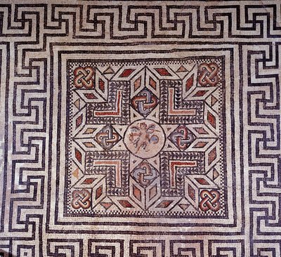 Roma sanatı: geometrik figürlü mozaik. Nimes, arkeoloji müzesi. by Roman Roman