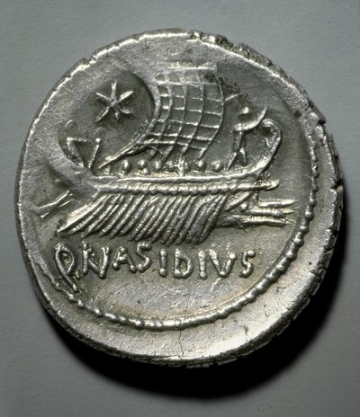 Roma sanatı: Düşman gemilerini devirmek için bir sistemle donatılmış bir kadırga tarafından tasvir edilen gümüş sikke. Paris, B.N. Kabine des Medailles by Roman Roman