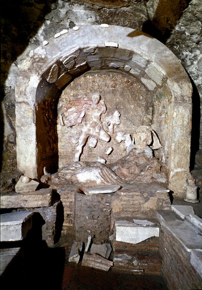 Roma sanatı: Mithra (Mythra veya Mitra) kültüne adanmış kutsal alan olan Mithreum
