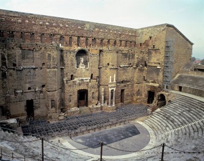 Roma sanatı: Orange şehrinin (Vaucluse) Roma tiyatrosunun görünümü. by Roman Roman