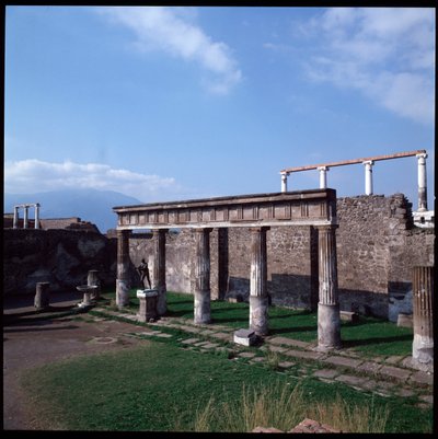 Roma sanatı: Pompei arkeolojik alanındaki Apollon tapınağının görünümü (MÖ 4. yüzyıl - MÖ 2. yüzyıl) İtalya (Roma sanatı: Apollo tapınağının görünümü, Pompeii, MÖ 4. yüzyıl - MÖ 2. yüzyıl, İtalya) by Roman Roman