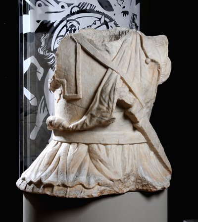 Bir süvari (mermer) heykeli gövdesi (ayrıca bkz. 371176) by Roman Roman