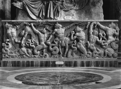 Giants, Ariane'i ve bir gigantomachy'yi (mermer) tasvir eden bir kabartmanın detayı (s/b fotoğraf) by Roman Roman