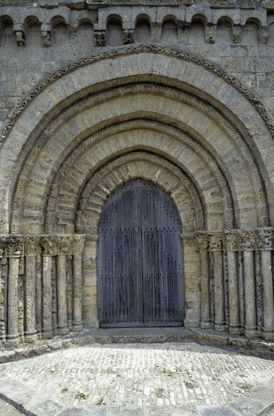 Güzel bir Poitevine cephesi (Romanesk tarzı) ile 12. yüzyıldan kalma kilise. Vendée