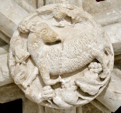 Saint Laurent şapelinin (Saint-Laurent) kasasının detayı olan bir kuzu, birkaç yıl boyunca ortadan kayboldu ve orijinal olarak Fontenay Manastırı manastırının (Fontenay Manastırı, Burgundy, Fransa: bir kuzuyu temsil eden bir kilit taşının detayı) üzerinde  by Romanesque