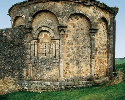 Dışarıdan görülen apsis, Aziz Michael Kilisesi (Parroquia católica de san Miguel Arcángel), Valdenebro, Soria, Kastilya ve Leon, İspanya, 12. yüzyılın sonu - 13. yüzyılın başı (fotoğraf) by Romanesque