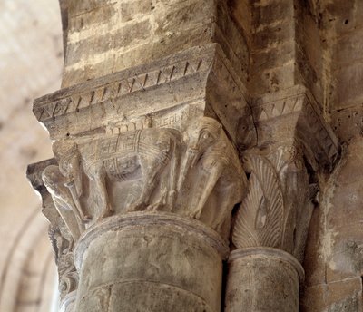 Filler (nefin oyulmuş başkenti by Romanesque