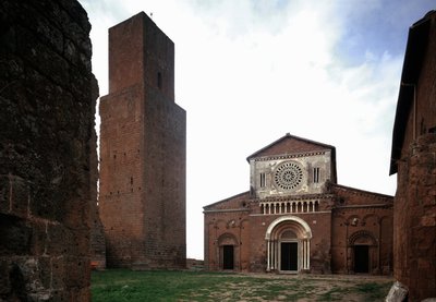 1250 civarında inşa edilmiş ve 1870 yılında restore edilmiş St Peter (san Pietro) kilisesinin cephesi ve çan kulesi, Toskana, İtalya by Romanesque