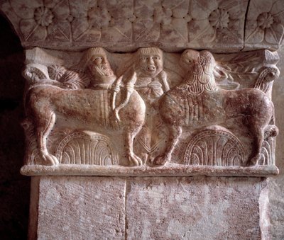 Av sahnesi, Manastırın tribününde oyulmuş sermaye by Romanesque